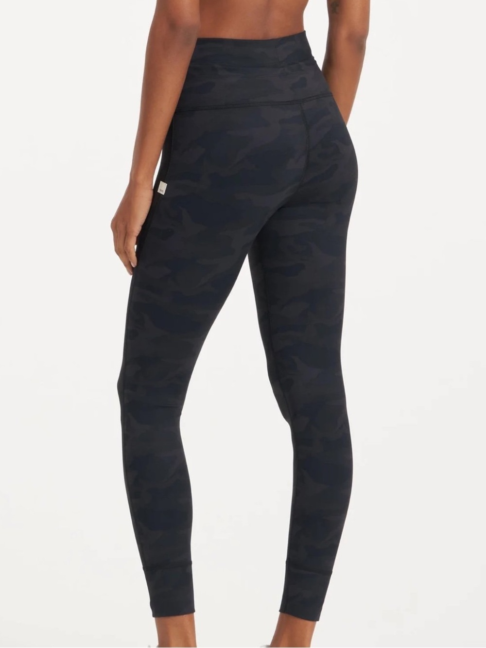 Vuori Daily Legging in Black Camo